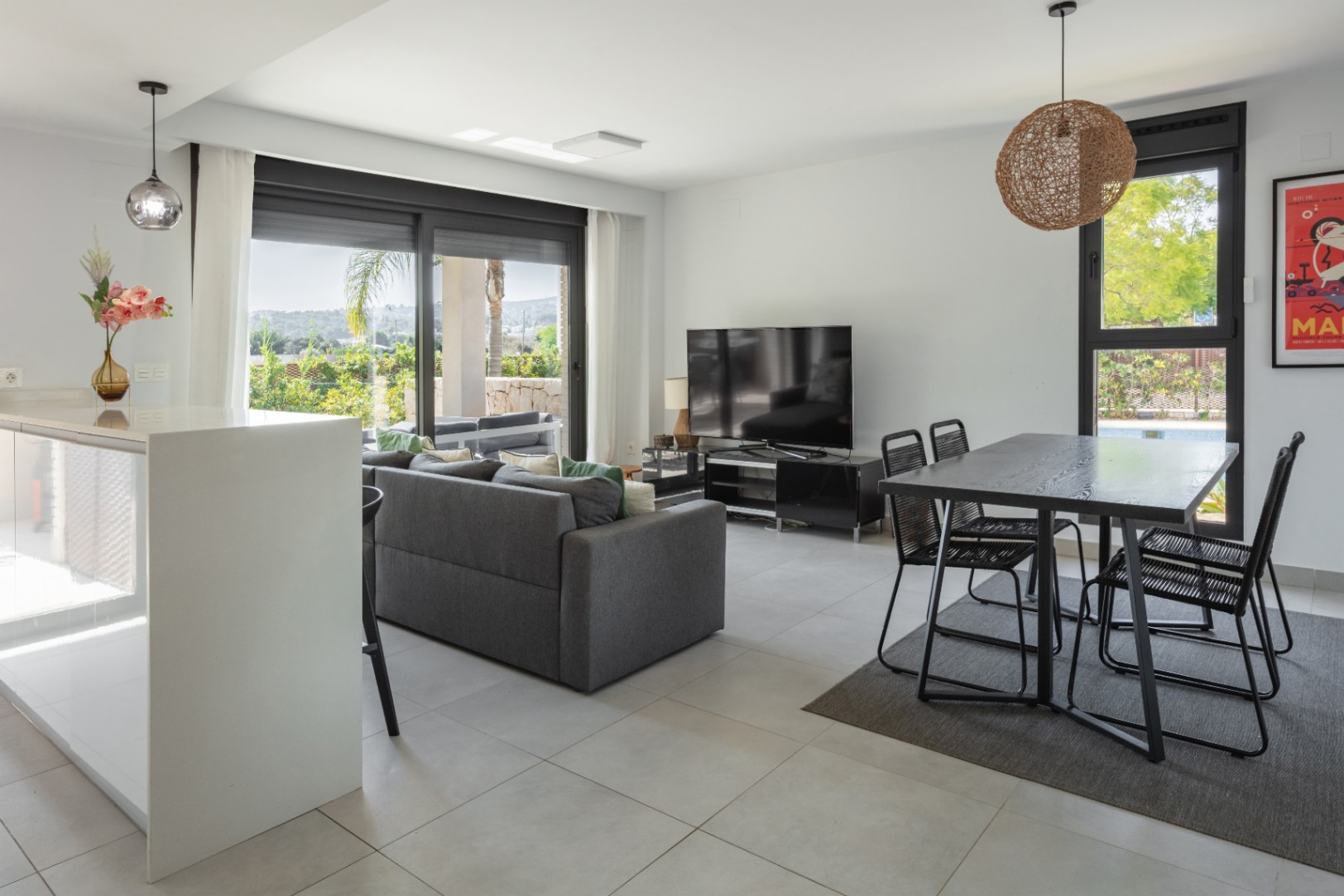 Charming ground floor just 350 meters from the sea in Jávea.