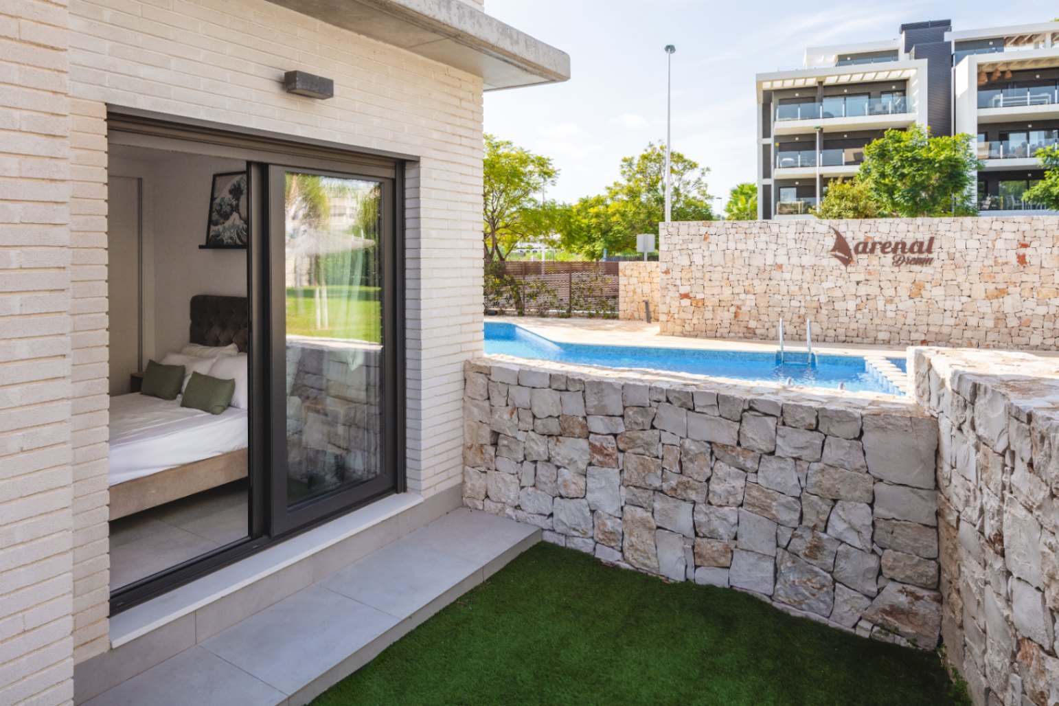 Charming ground floor just 350 meters from the sea in Jávea.