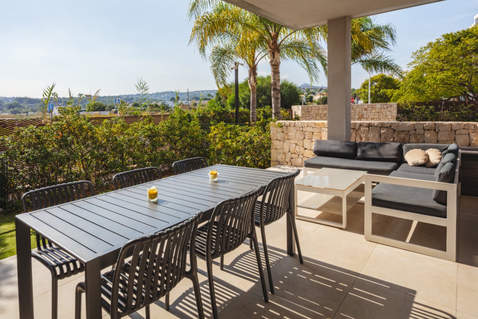 Charming ground floor just 350 meters from the sea in Jávea.