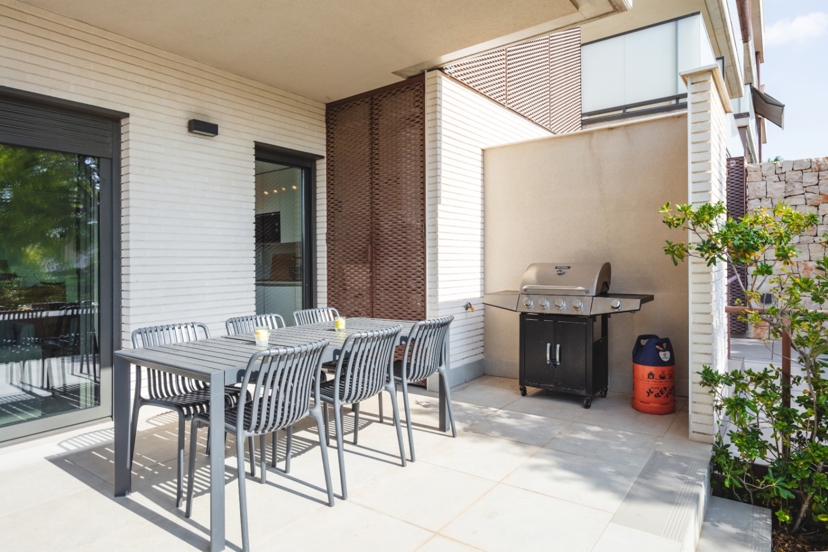 Charming ground floor just 350 meters from the sea in Jávea.