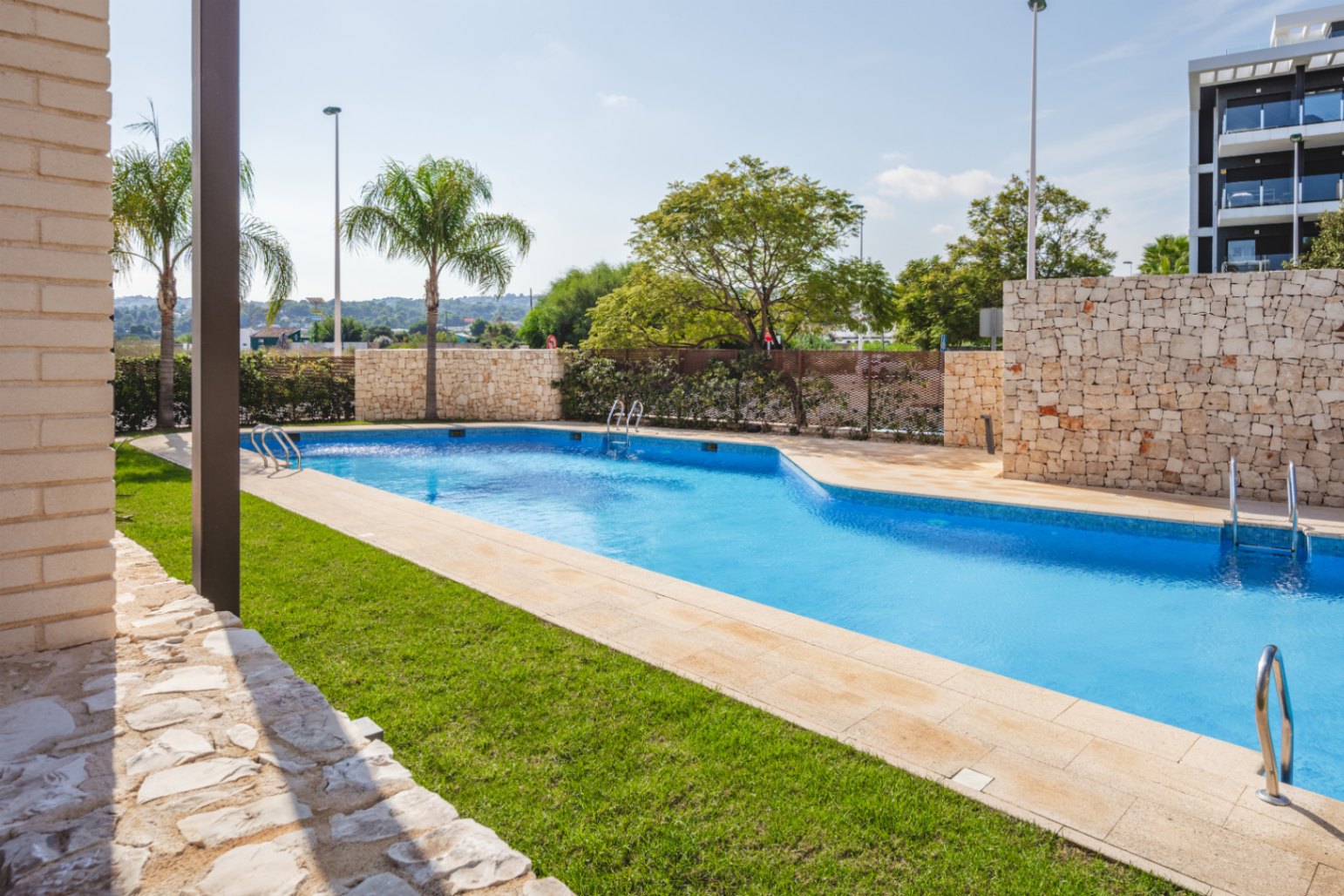 Charming ground floor just 350 meters from the sea in Jávea.