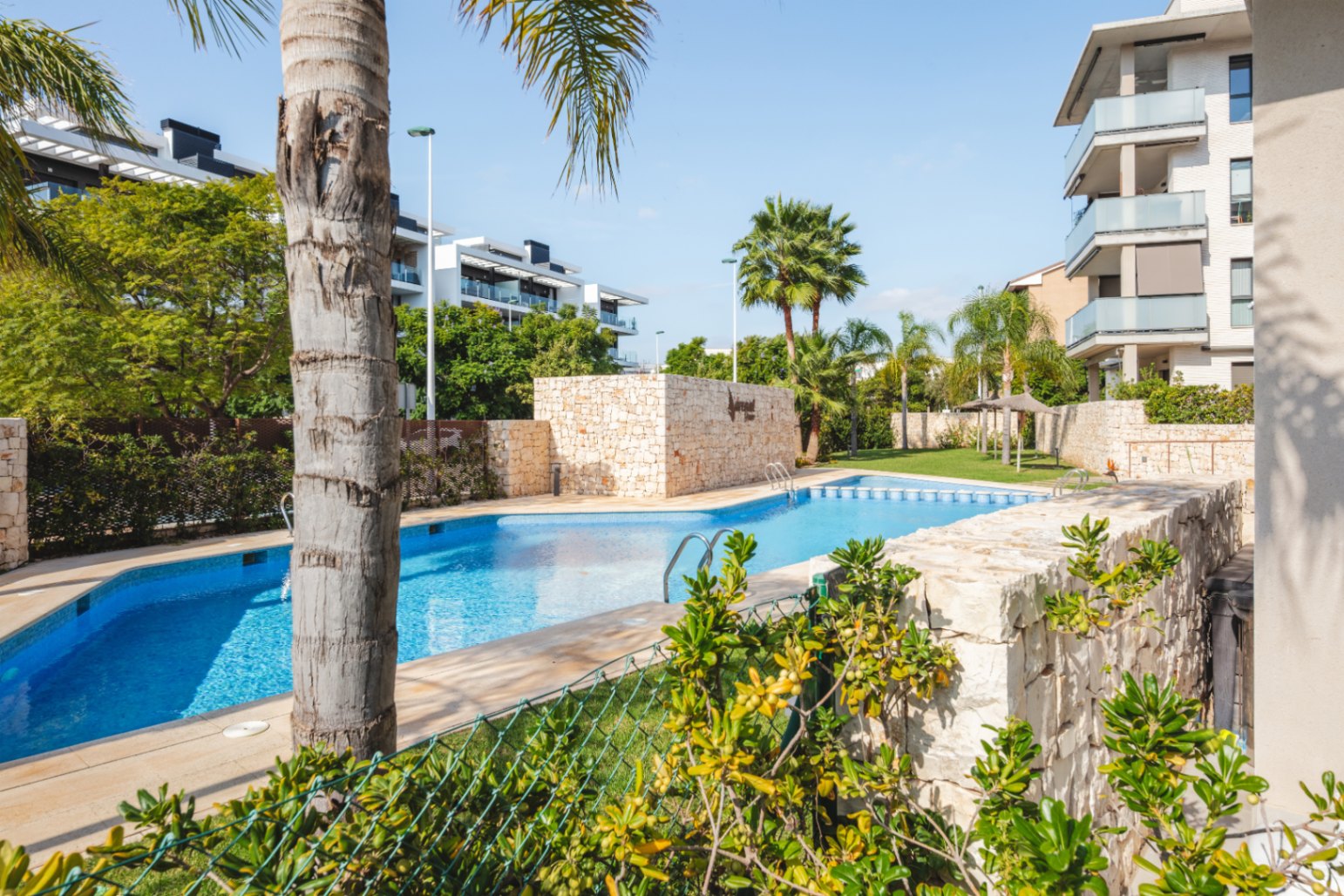 Charming ground floor just 350 meters from the sea in Jávea.