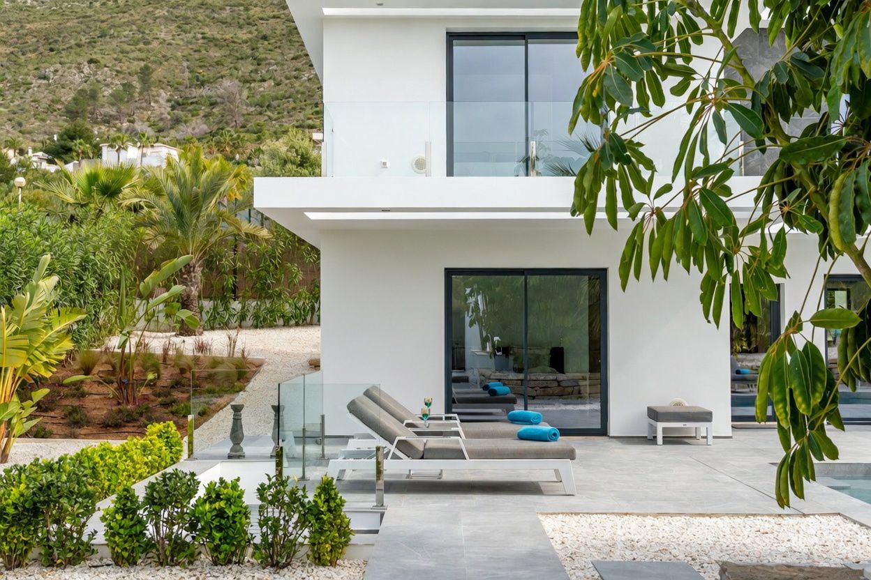 4845 - ¡Espectacular villa (2023) con privacidad y materiales de alta calidad!