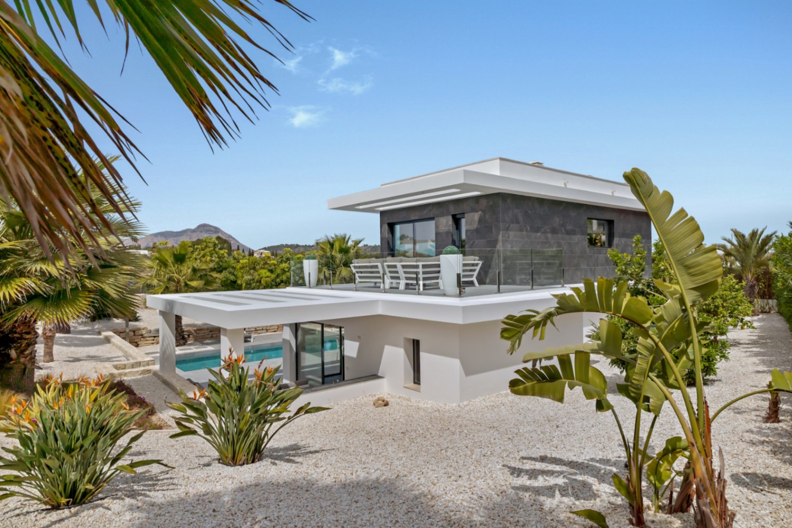 4845 - ¡Espectacular villa (2023) con privacidad y materiales de alta calidad!