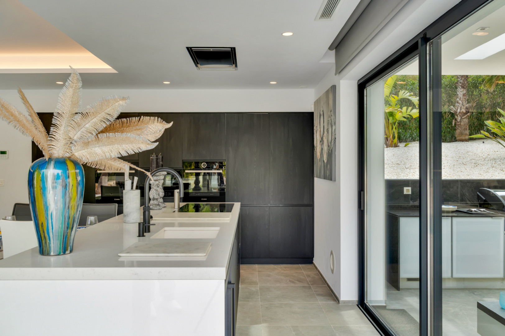 4845 - ¡Espectacular villa (2023) con privacidad y materiales de alta calidad!