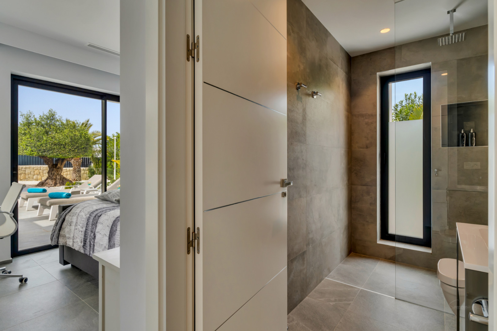4845 - ¡Espectacular villa (2023) con privacidad y materiales de alta calidad!