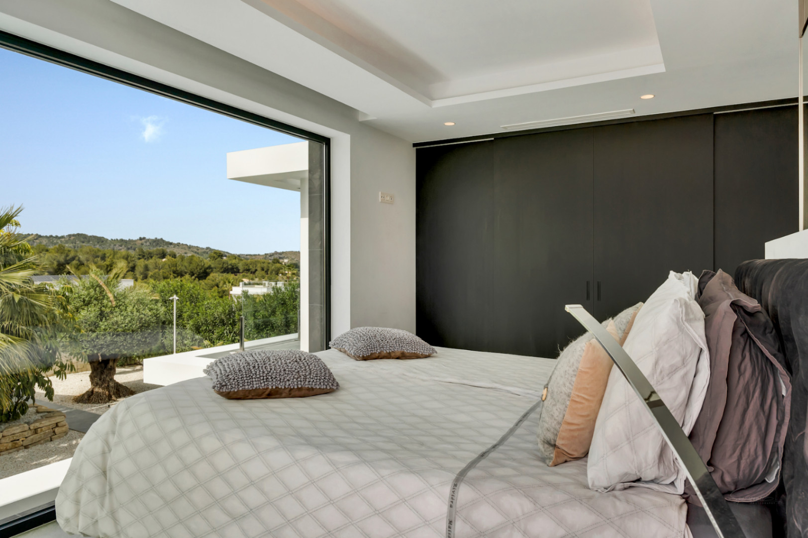 4845 - ¡Espectacular villa (2023) con privacidad y materiales de alta calidad!