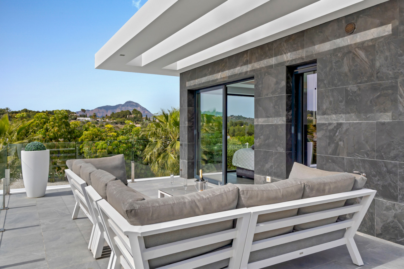 4845 - ¡Espectacular villa (2023) con privacidad y materiales de alta calidad!