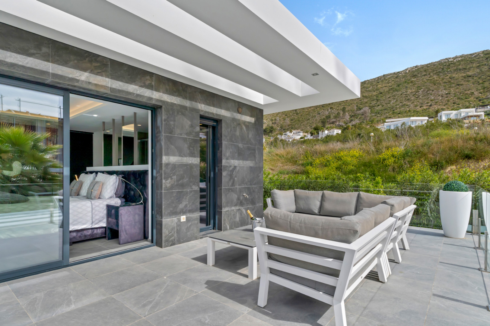 4845 - ¡Espectacular villa (2023) con privacidad y materiales de alta calidad!