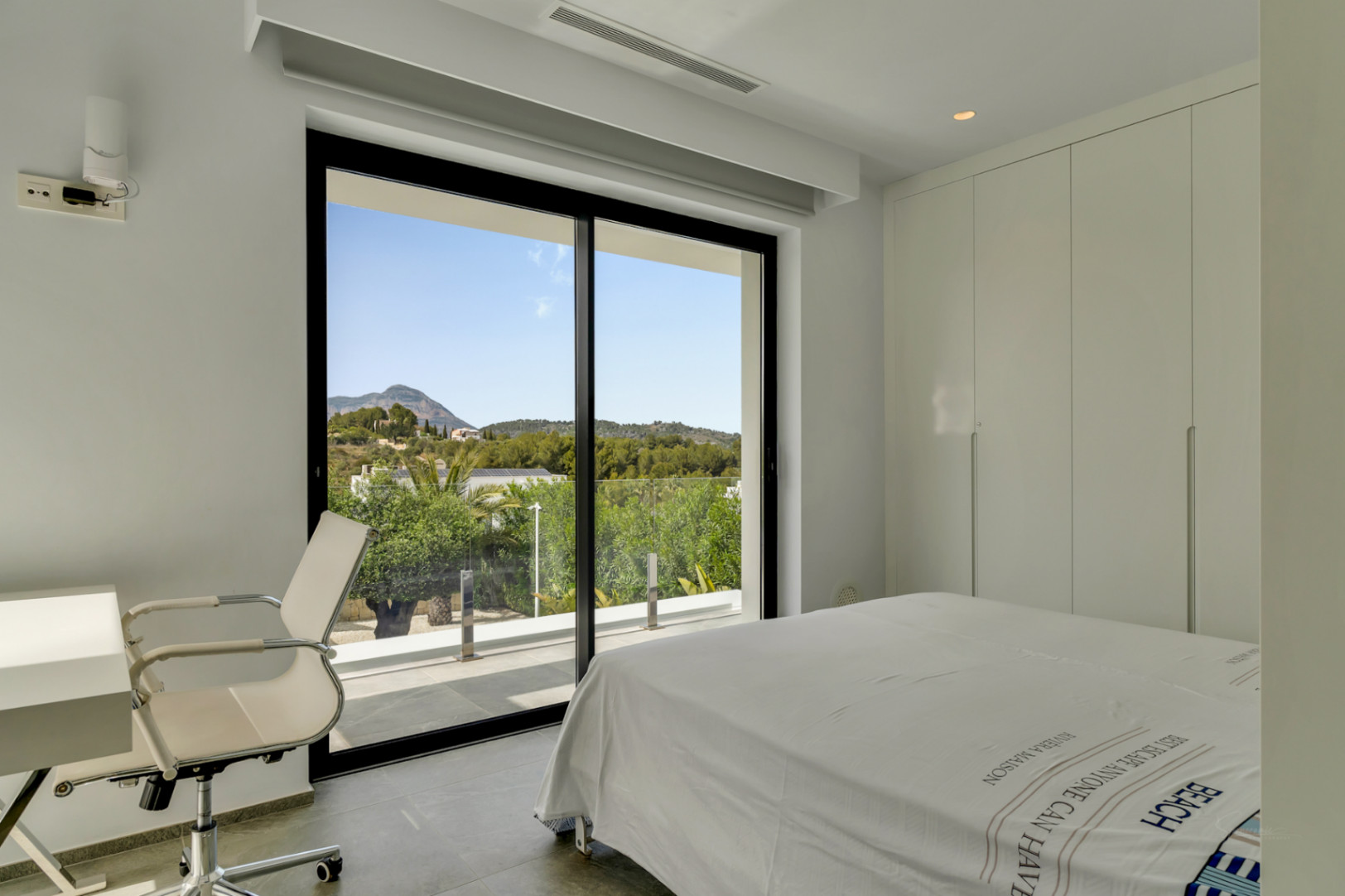 4845 - ¡Espectacular villa (2023) con privacidad y materiales de alta calidad!