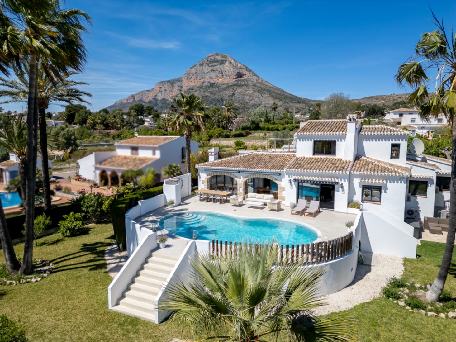 Villa en venta en Jávea con vistas al Montgó, piscina privada y diseño exclusivo