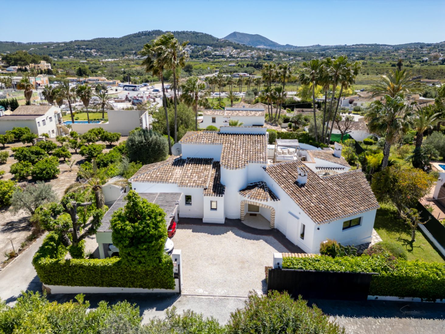 Villa en venta en Jávea con vistas al Montgó, piscina privada y diseño exclusivo