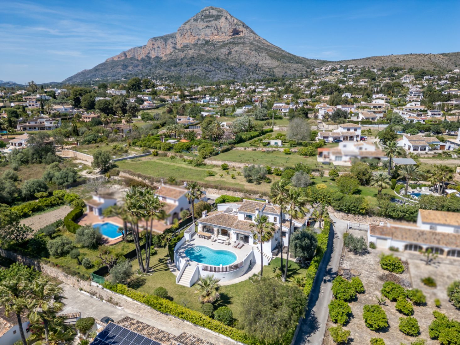 Villa en venta en Jávea con vistas al Montgó, piscina privada y diseño exclusivo
