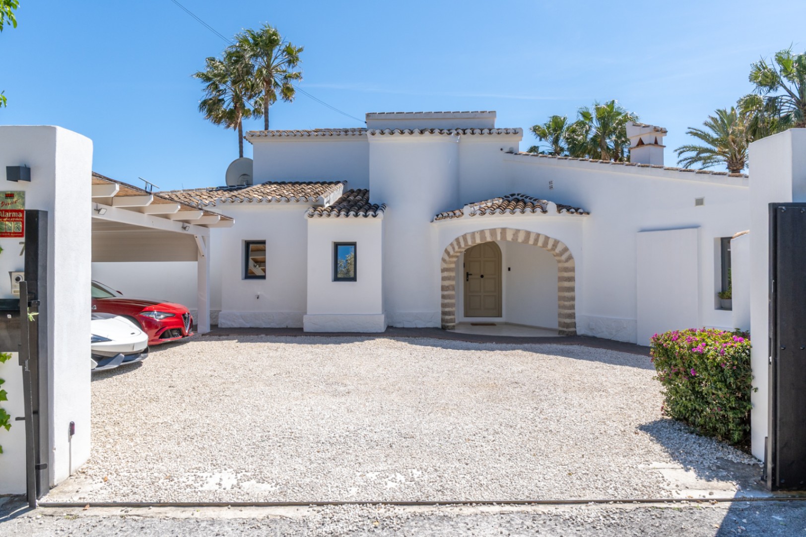 Villa en venta en Jávea con vistas al Montgó, piscina privada y diseño exclusivo