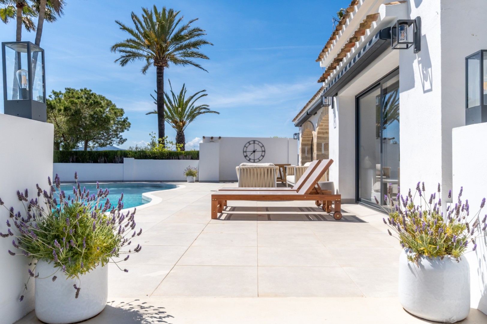 Villa en venta en Jávea con vistas al Montgó, piscina privada y diseño exclusivo