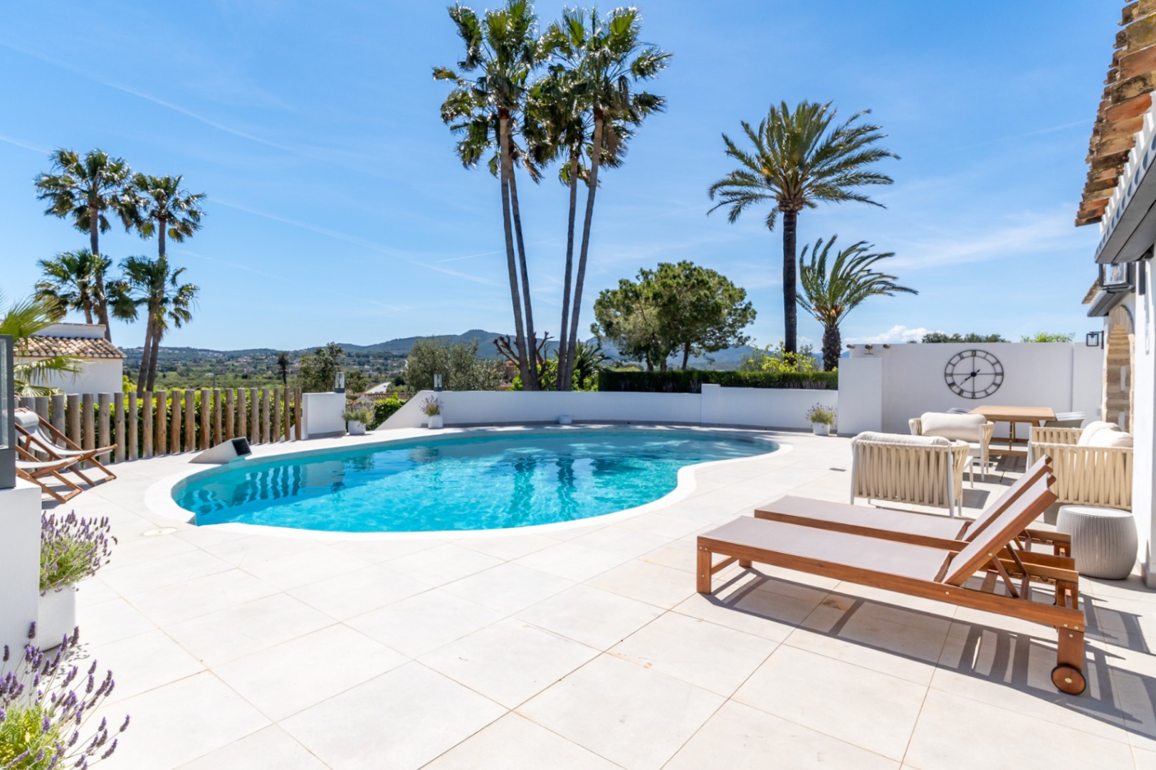 Villa en venta en Jávea con vistas al Montgó, piscina privada y diseño exclusivo