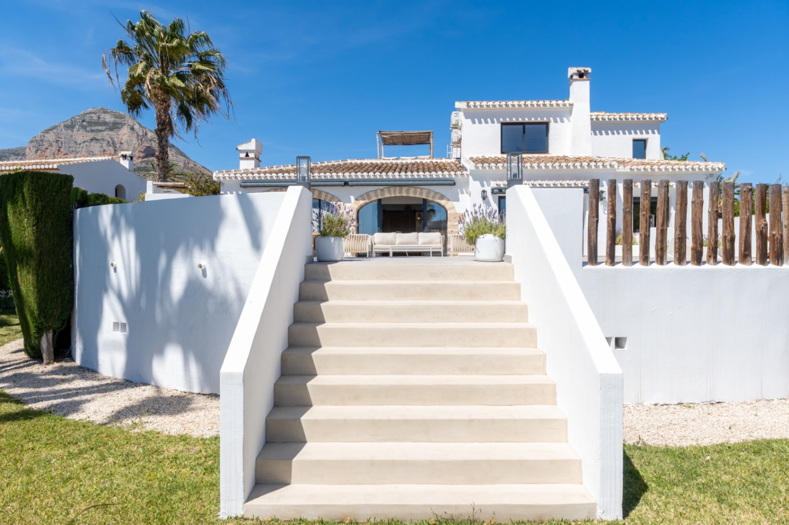 Villa en venta en Jávea con vistas al Montgó, piscina privada y diseño exclusivo