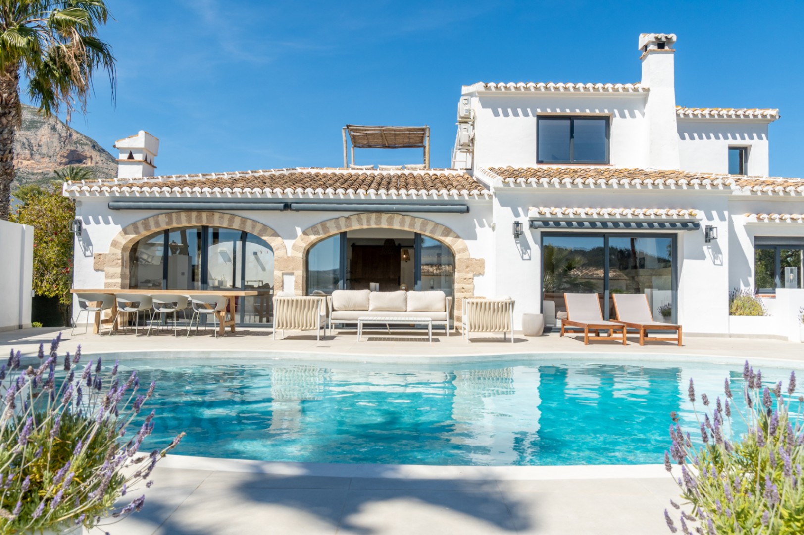 Villa en venta en Jávea con vistas al Montgó, piscina privada y diseño exclusivo