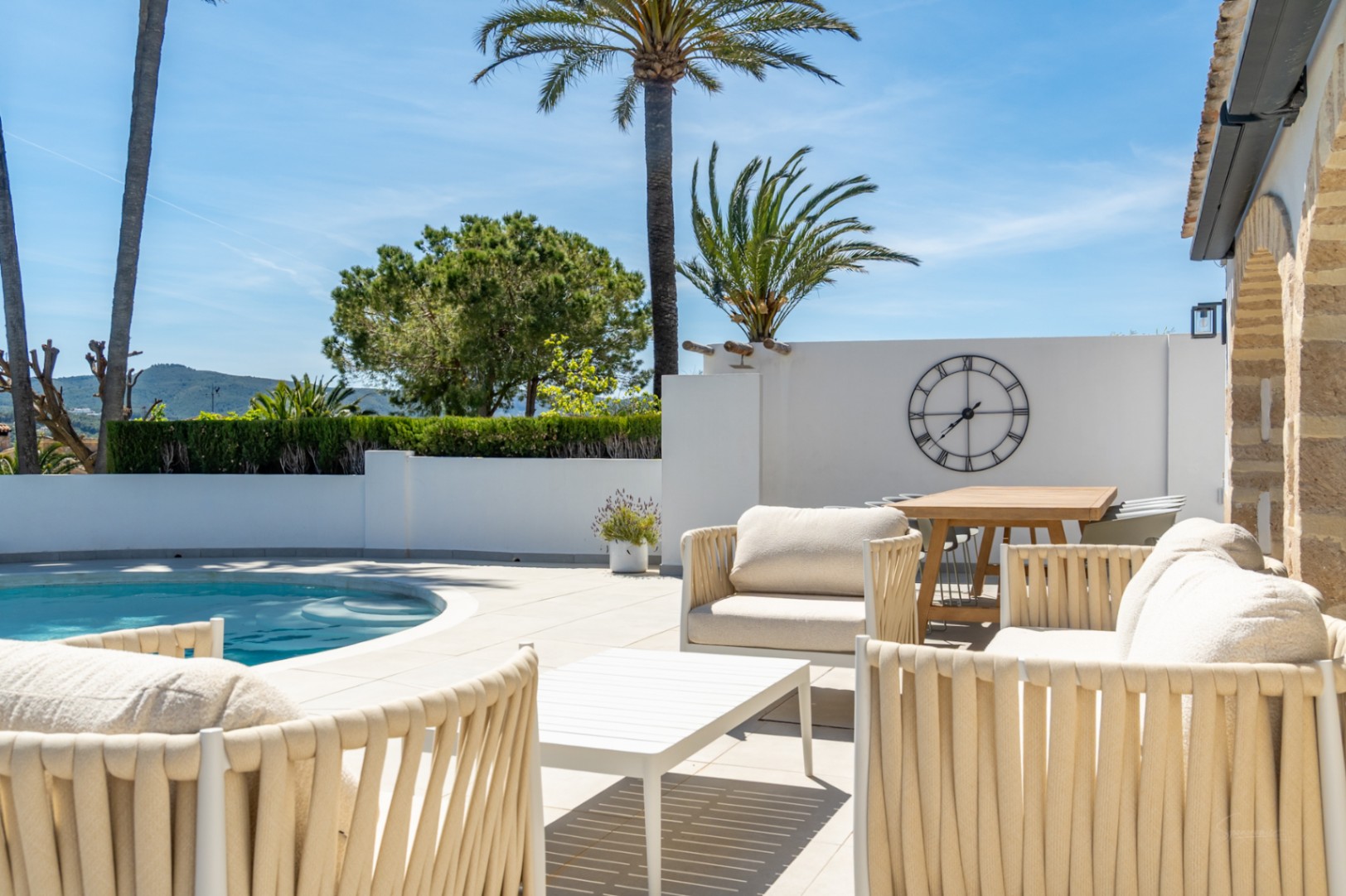 Villa en venta en Jávea con vistas al Montgó, piscina privada y diseño exclusivo