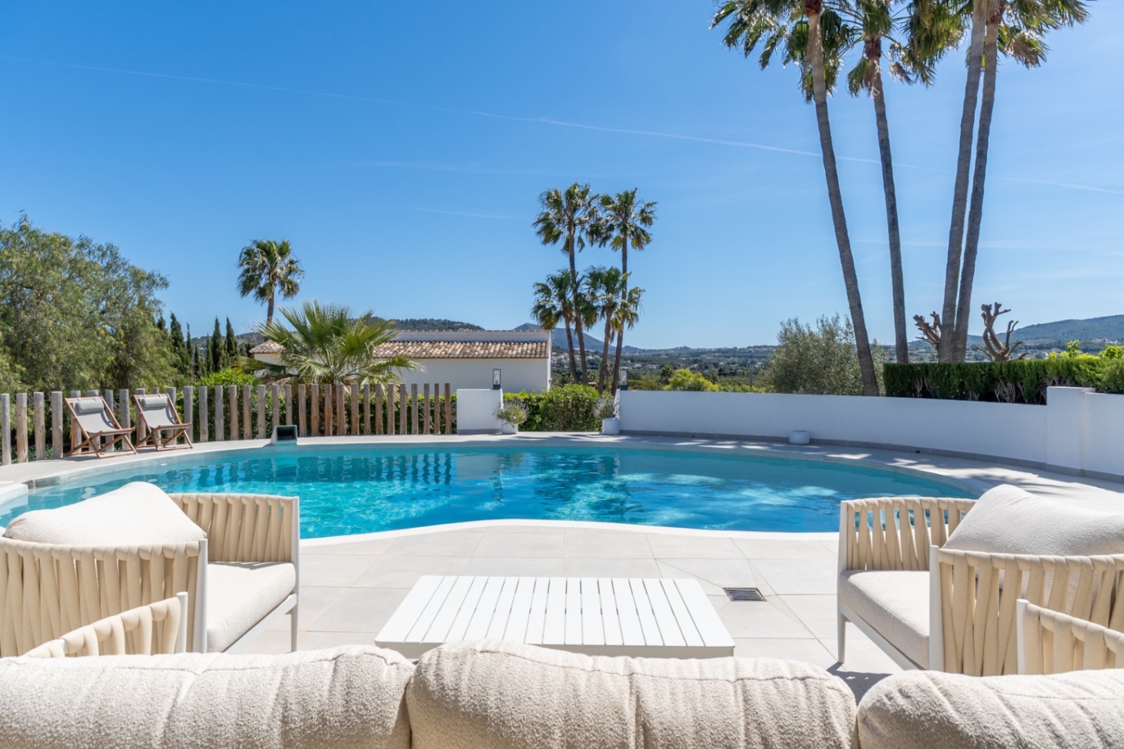 Villa en venta en Jávea con vistas al Montgó, piscina privada y diseño exclusivo