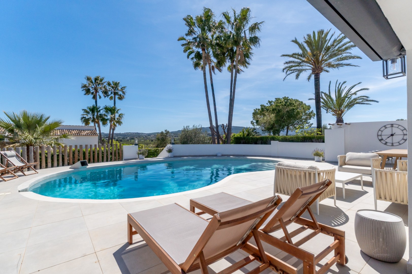 Villa en venta en Jávea con vistas al Montgó, piscina privada y diseño exclusivo
