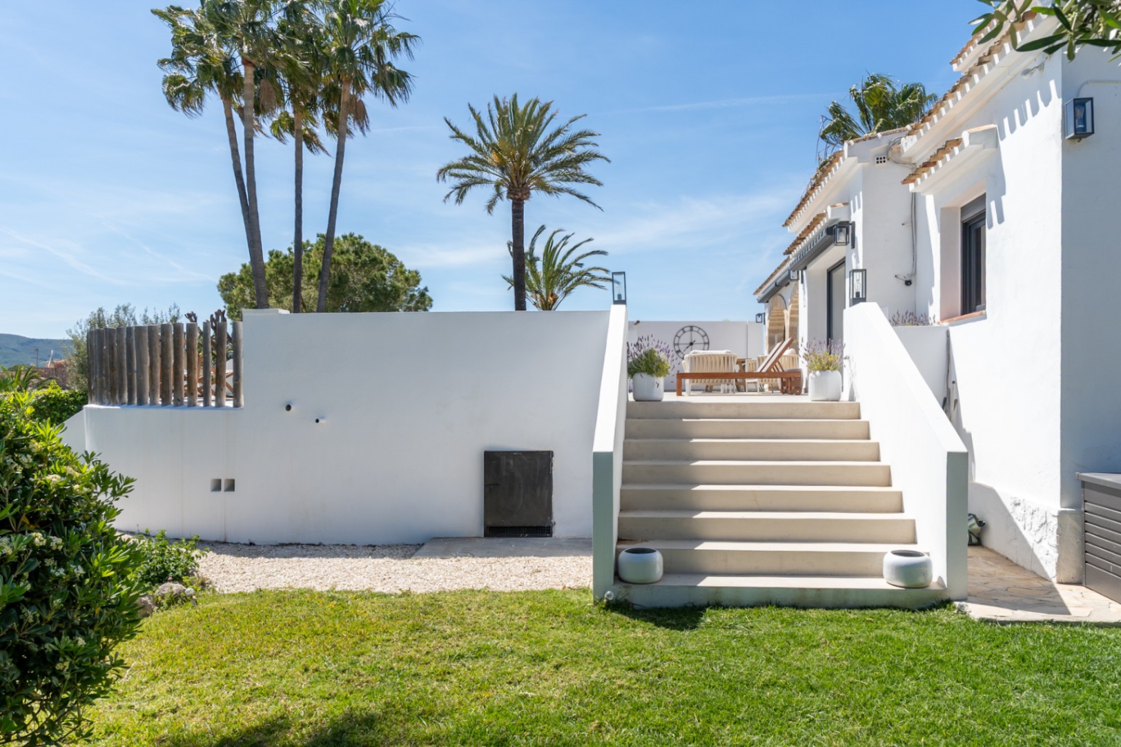 Villa en venta en Jávea con vistas al Montgó, piscina privada y diseño exclusivo