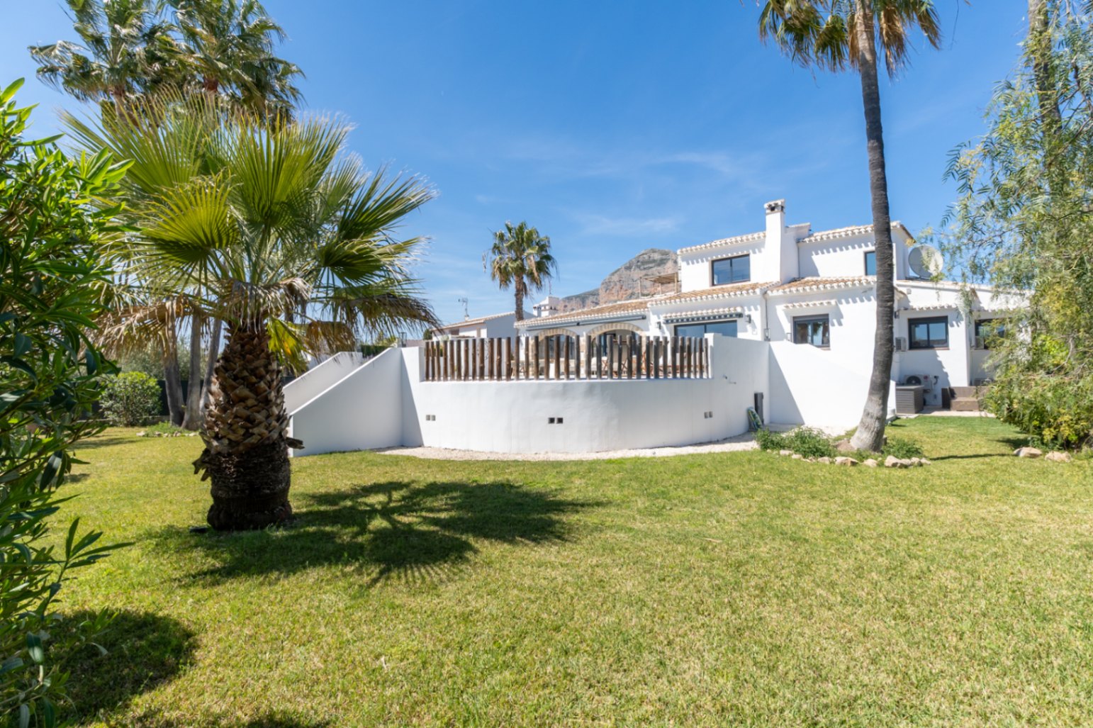 Villa en venta en Jávea con vistas al Montgó, piscina privada y diseño exclusivo