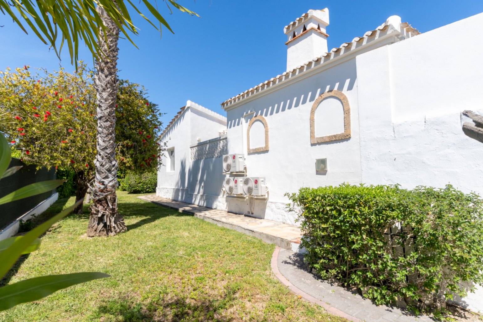 Villa en venta en Jávea con vistas al Montgó, piscina privada y diseño exclusivo