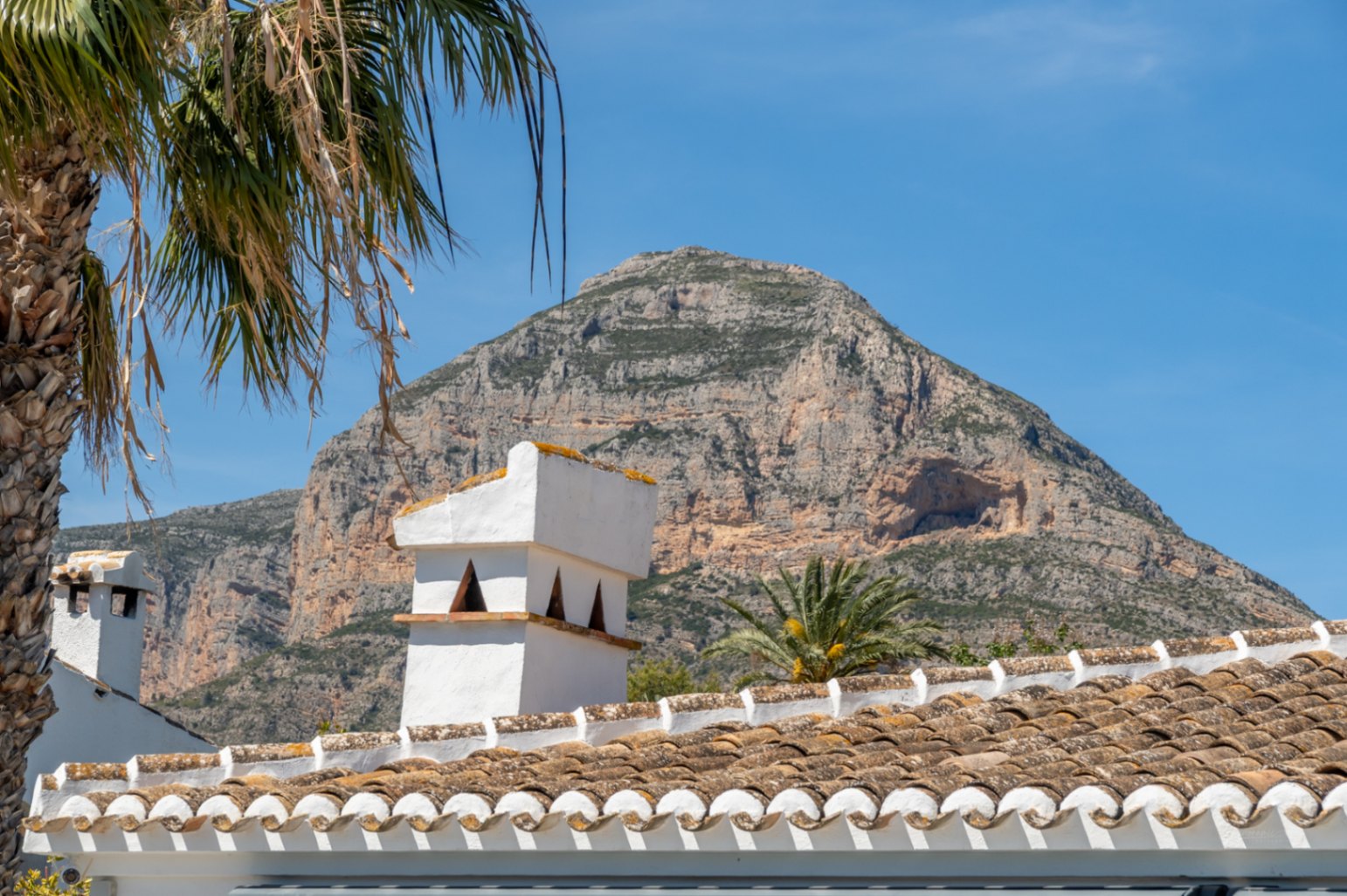 Villa en venta en Jávea con vistas al Montgó, piscina privada y diseño exclusivo