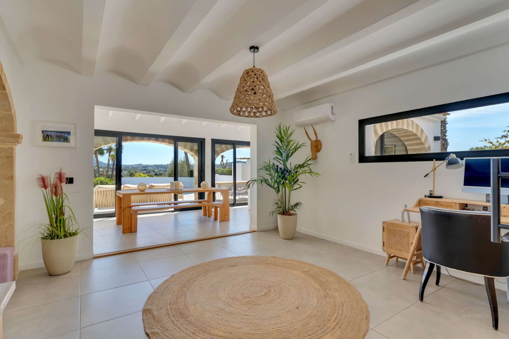 Villa en venta en Jávea con vistas al Montgó, piscina privada y diseño exclusivo