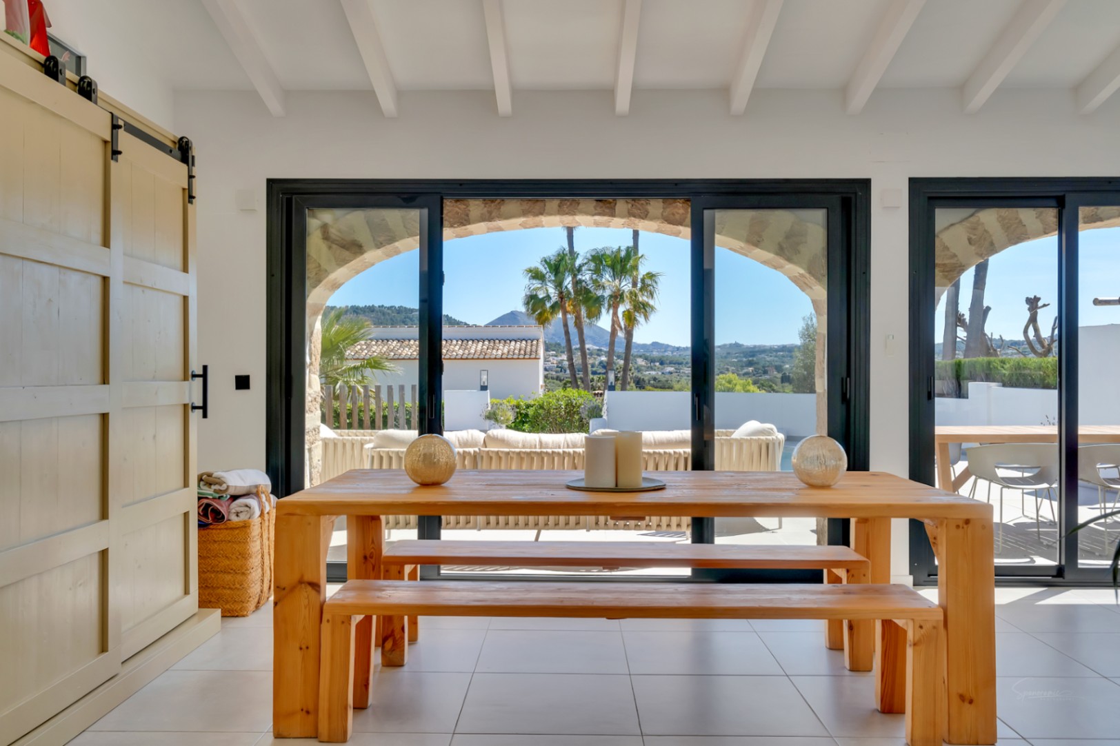 Villa en venta en Jávea con vistas al Montgó, piscina privada y diseño exclusivo