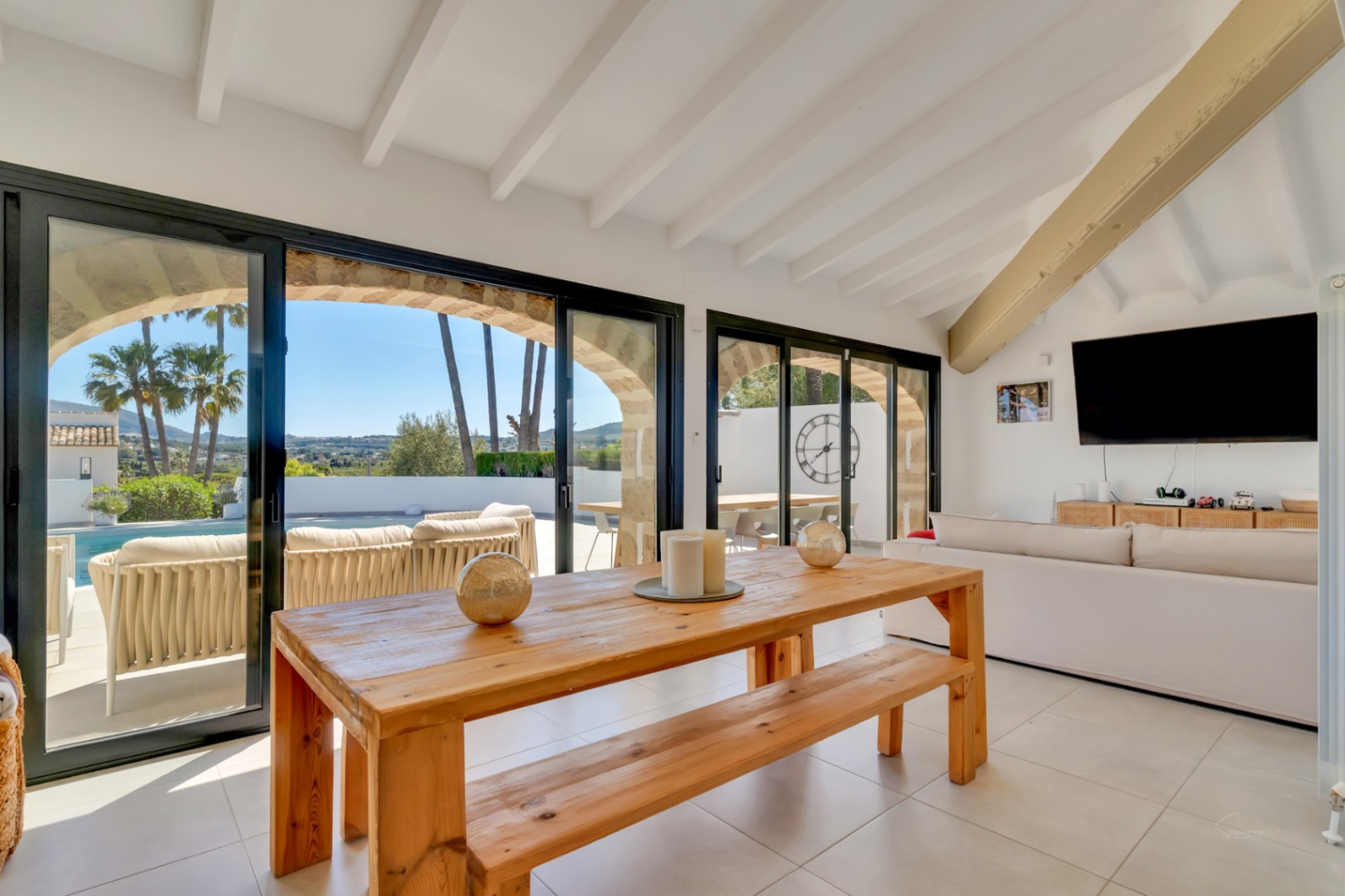 Villa en venta en Jávea con vistas al Montgó, piscina privada y diseño exclusivo