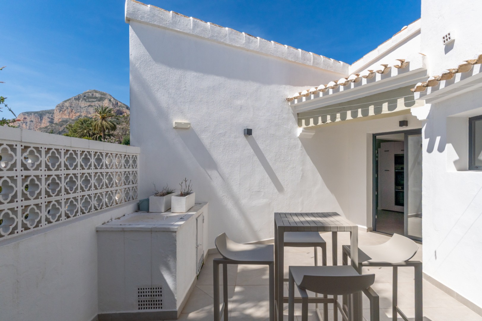 Villa en venta en Jávea con vistas al Montgó, piscina privada y diseño exclusivo