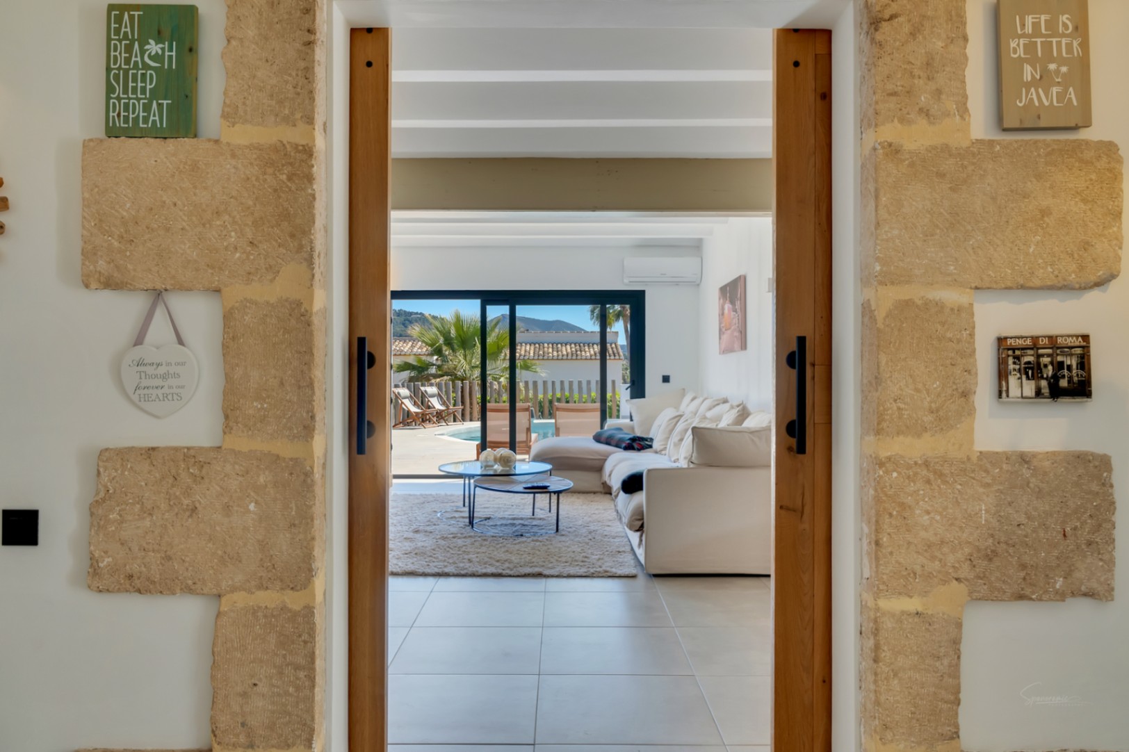 Villa en venta en Jávea con vistas al Montgó, piscina privada y diseño exclusivo