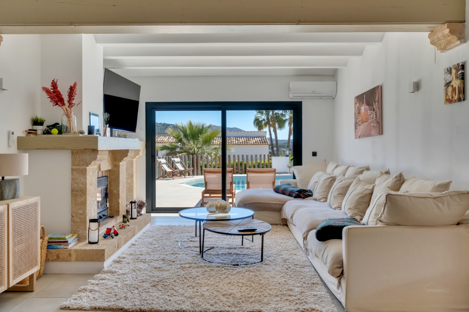 Villa en venta en Jávea con vistas al Montgó, piscina privada y diseño exclusivo