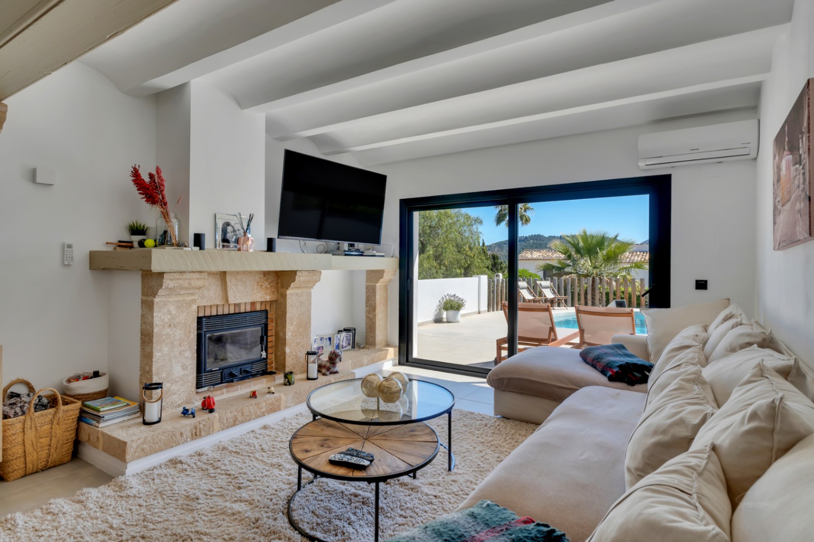 Villa en venta en Jávea con vistas al Montgó, piscina privada y diseño exclusivo