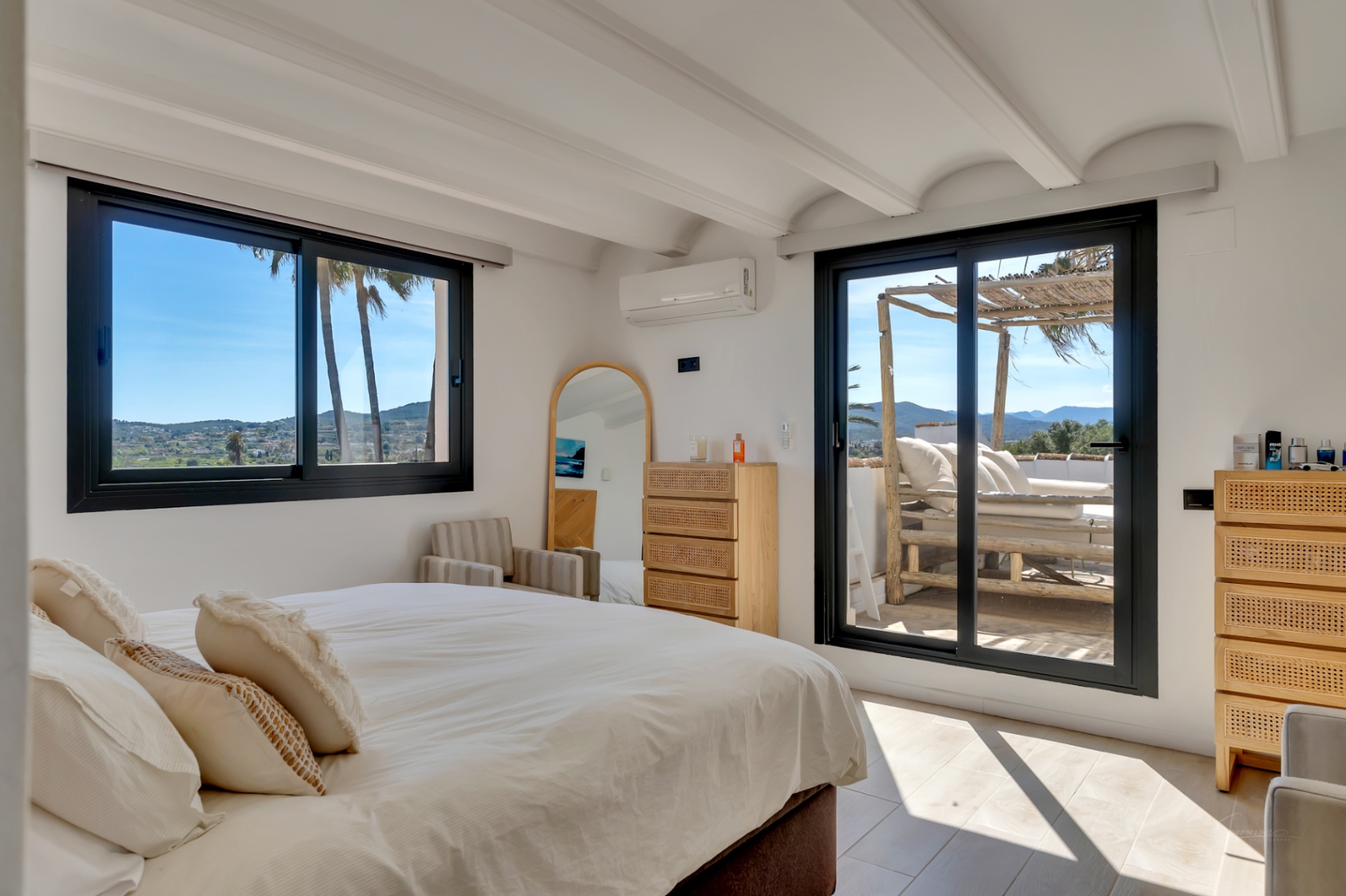 Villa en venta en Jávea con vistas al Montgó, piscina privada y diseño exclusivo