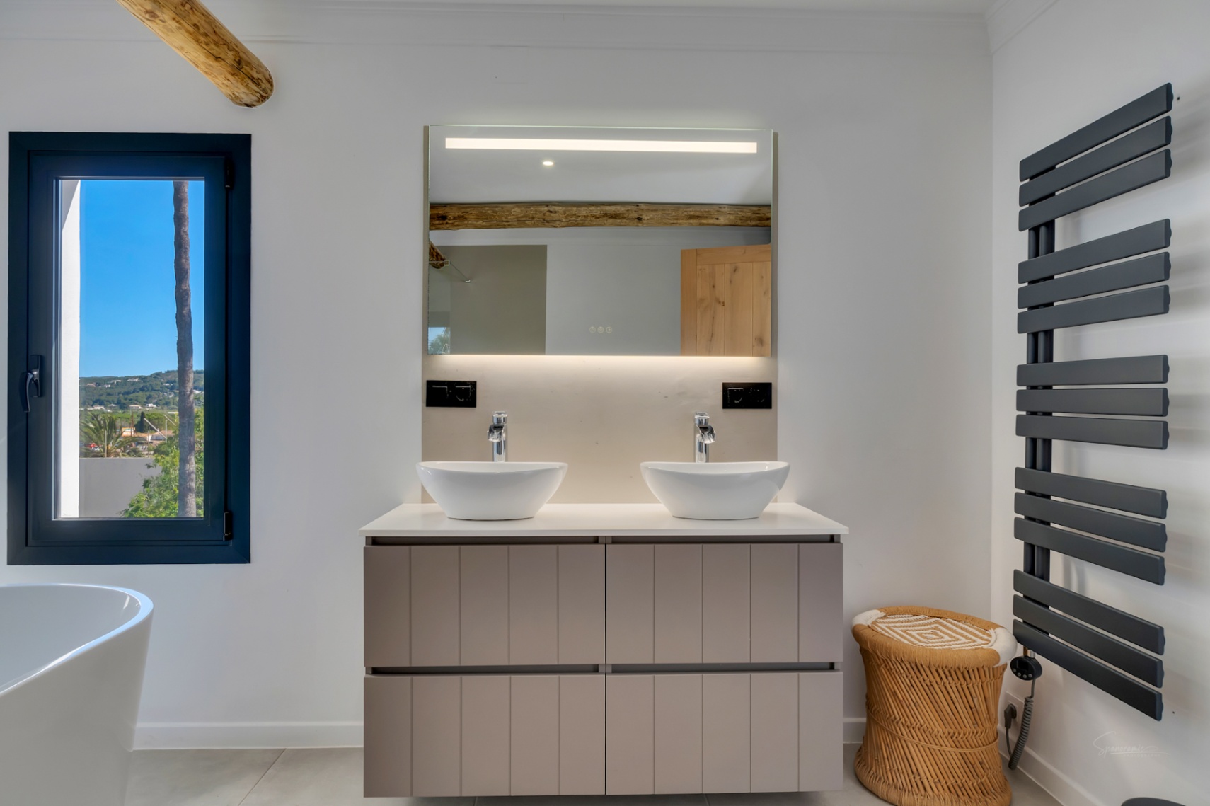 Villa en venta en Jávea con vistas al Montgó, piscina privada y diseño exclusivo