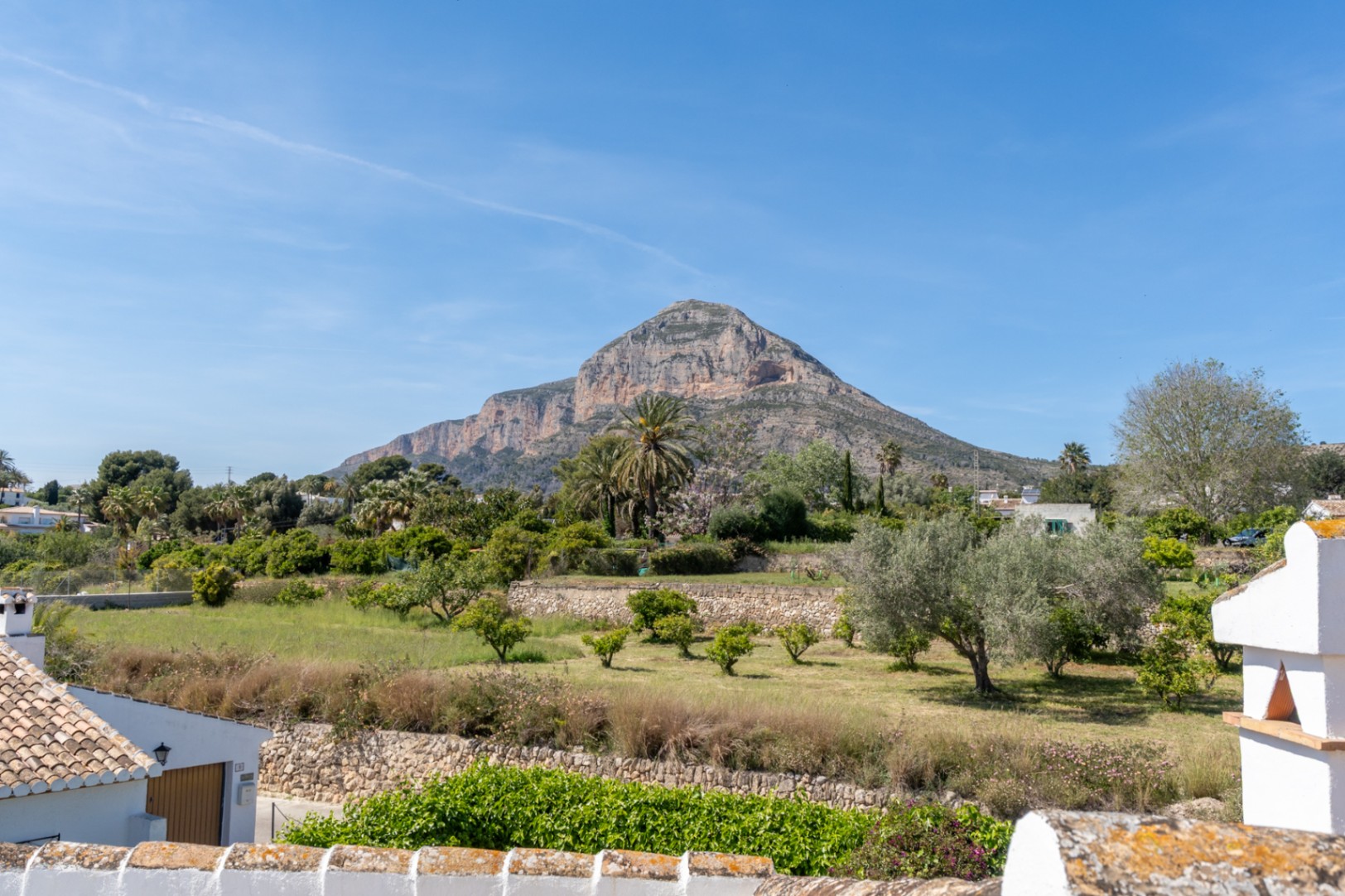 Villa en venta en Jávea con vistas al Montgó, piscina privada y diseño exclusivo