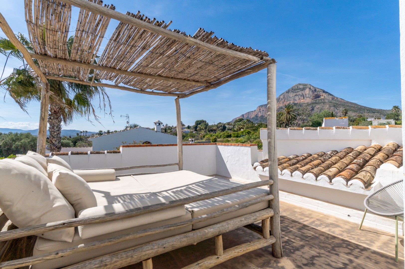 Villa en venta en Jávea con vistas al Montgó, piscina privada y diseño exclusivo