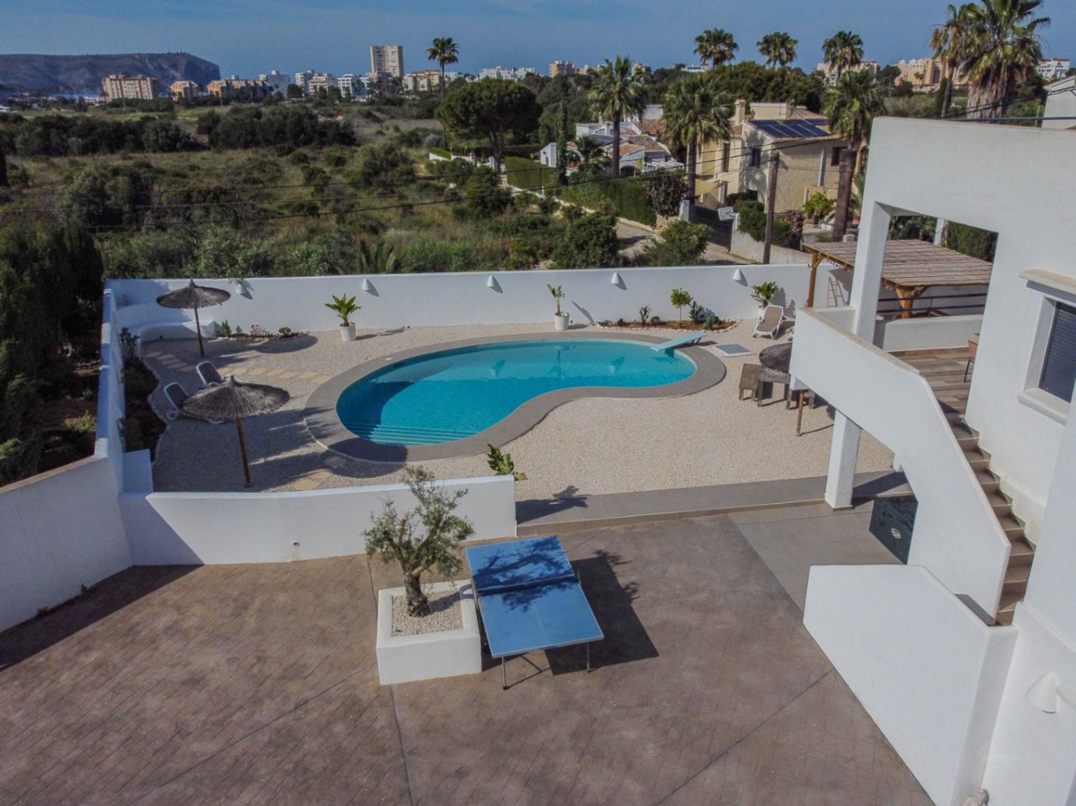 Villa exclusive à Arenal, de style ibicenco avec un rendement élevé démontrable.