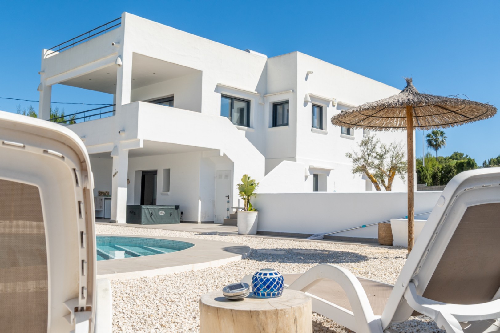 Villa exclusive à Arenal, de style ibicenco avec un rendement élevé démontrable.
