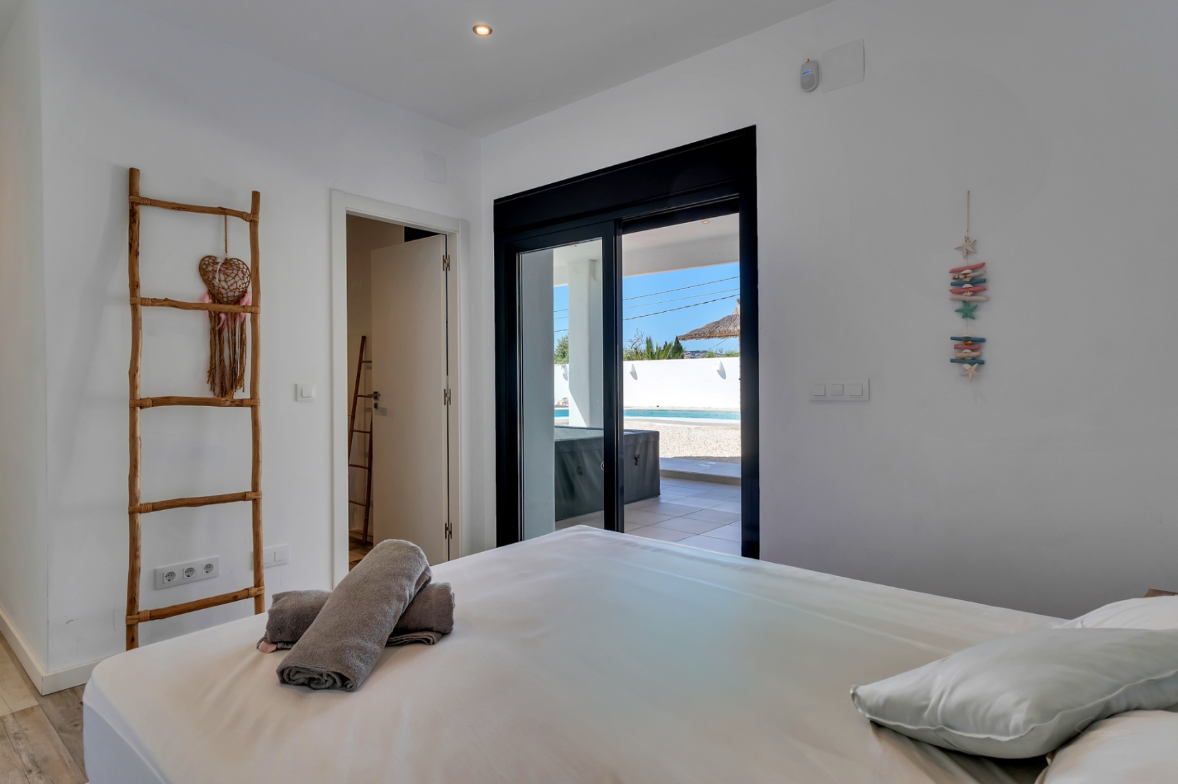 Villa exclusive à Arenal, de style ibicenco avec un rendement élevé démontrable.