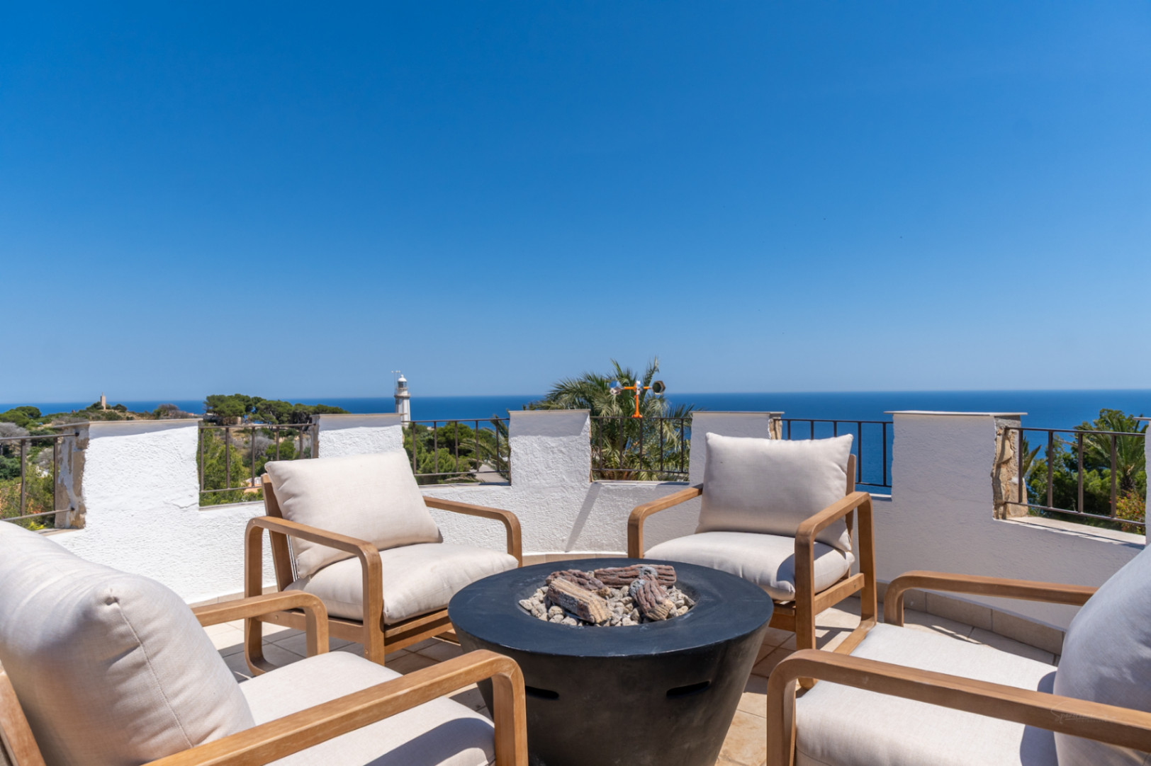 Exceptional property in an exclusive area with panoramic sea views.