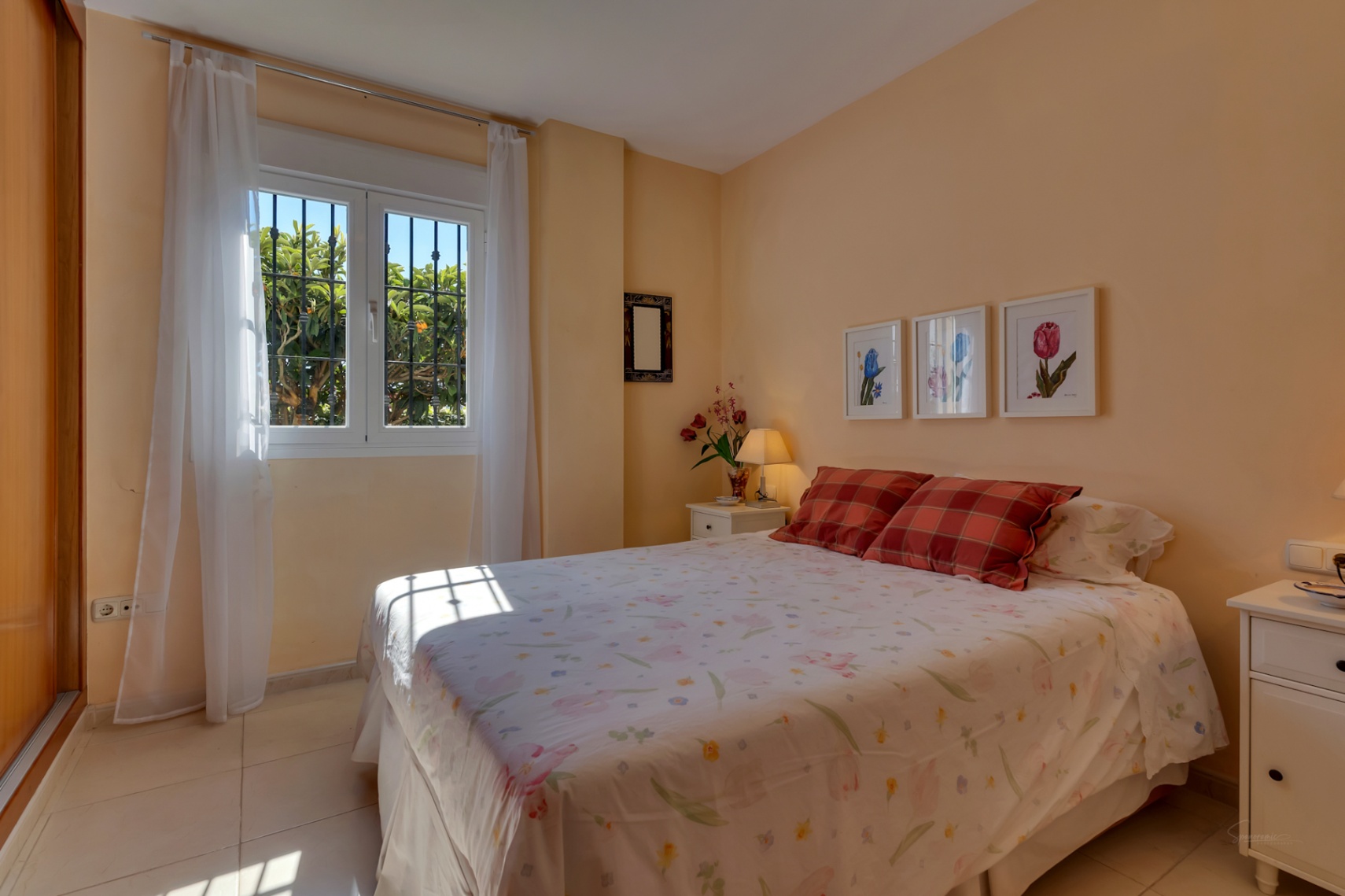 Vijf-kamerappartement met grote tuin, gelegen in een geweldige buurt van Jávea.