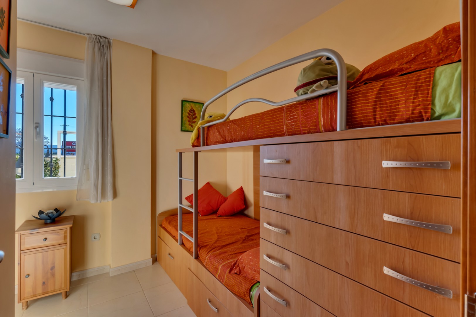 Vijf-kamerappartement met grote tuin, gelegen in een geweldige buurt van Jávea.