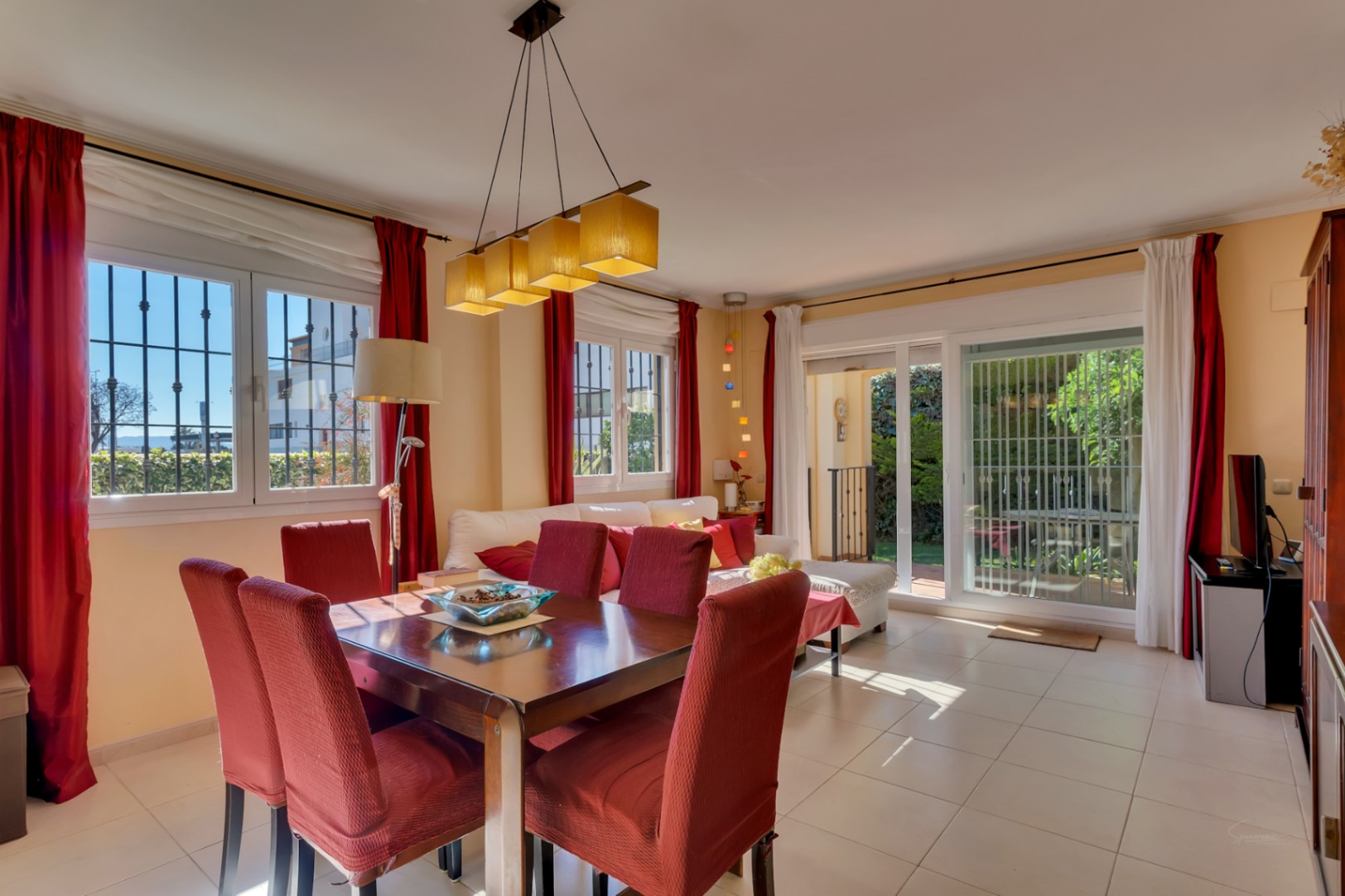 Vijf-kamerappartement met grote tuin, gelegen in een geweldige buurt van Jávea.