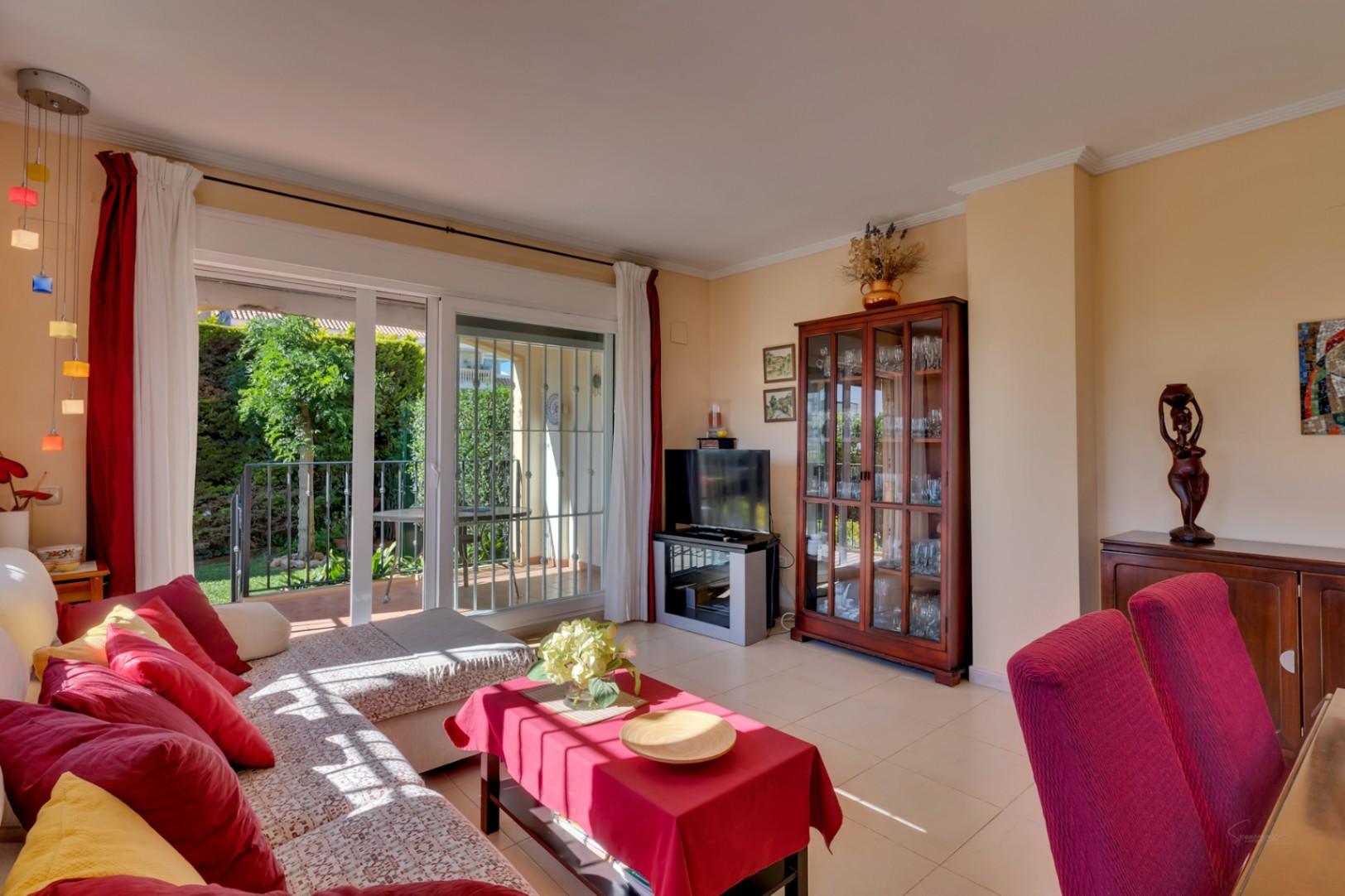 Vijf-kamerappartement met grote tuin, gelegen in een geweldige buurt van Jávea.
