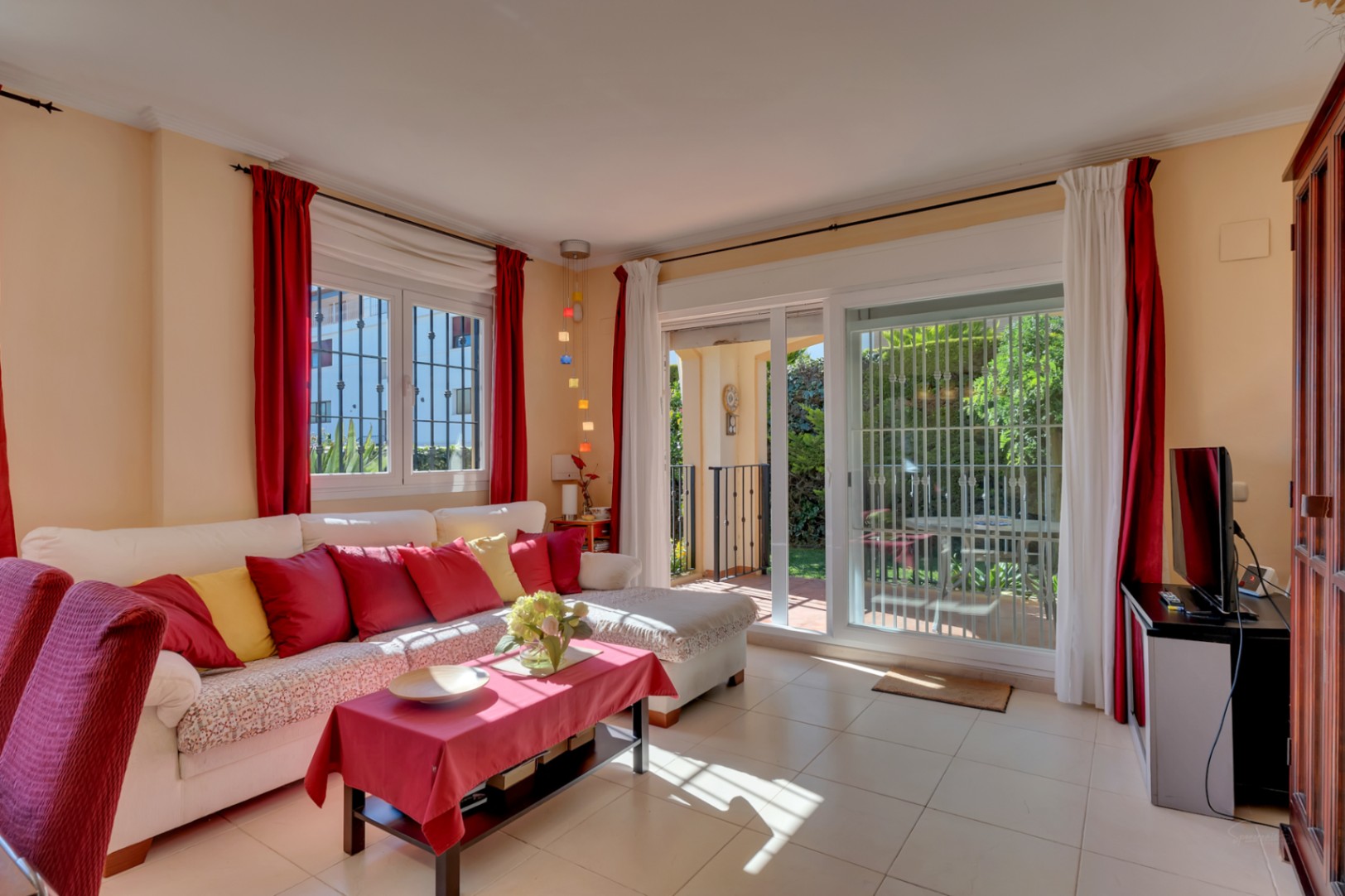Vijf-kamerappartement met grote tuin, gelegen in een geweldige buurt van Jávea.