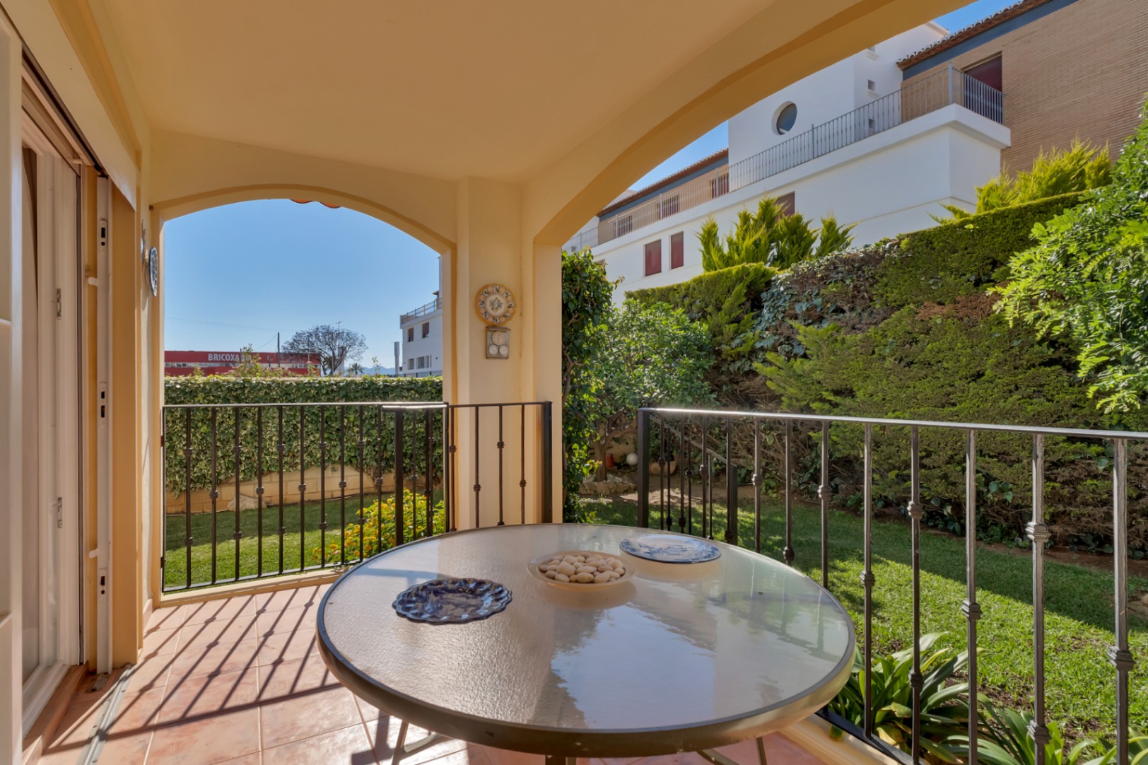 Vijf-kamerappartement met grote tuin, gelegen in een geweldige buurt van Jávea.